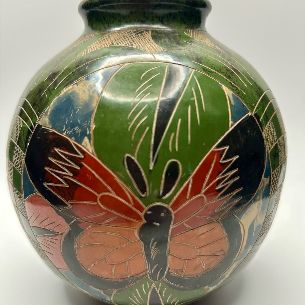 Vintage butterfly/Toucan design vase, Nicaraguan.